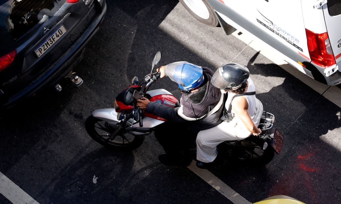 Bombeiros do RJ alertam motociclistas sobre segurança e uso do capacete