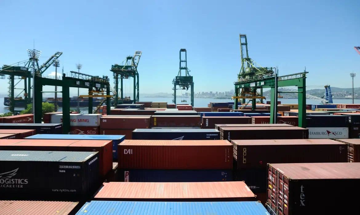 Brasil eleva projeção de superávit comercial para US$ 90 bilhões