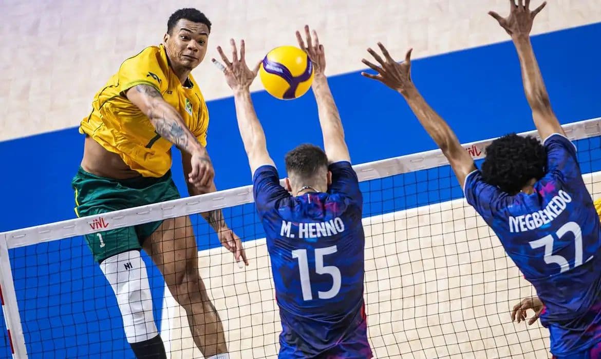 Brasil vence a França e avança na Liga das Nações de vôlei