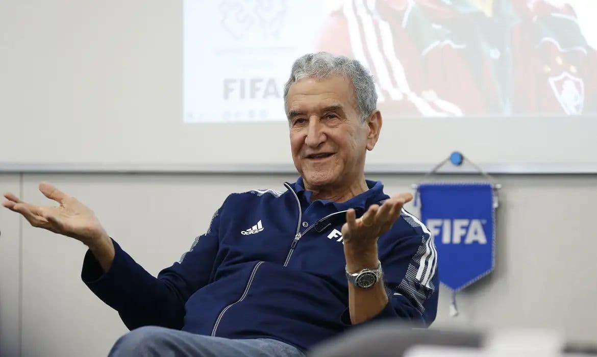 Carlos Alberto Parreira apresenta melhora e pode deixar UTI