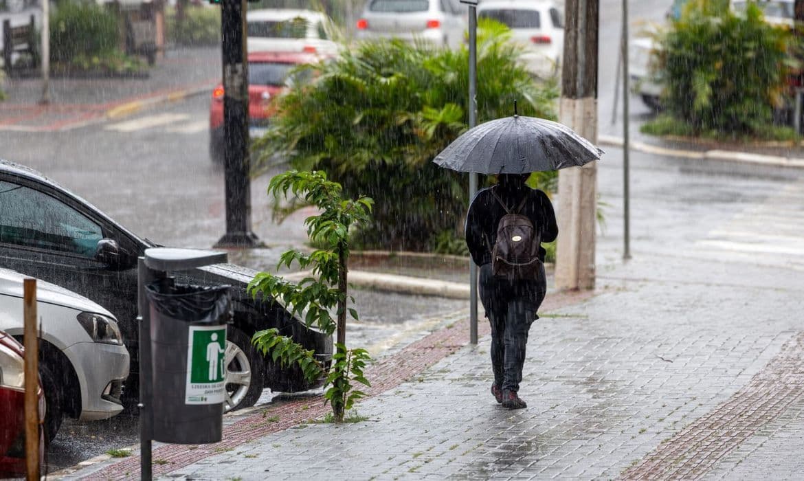 Defesa Civil emite alerta para temporais em Santa Catarina
