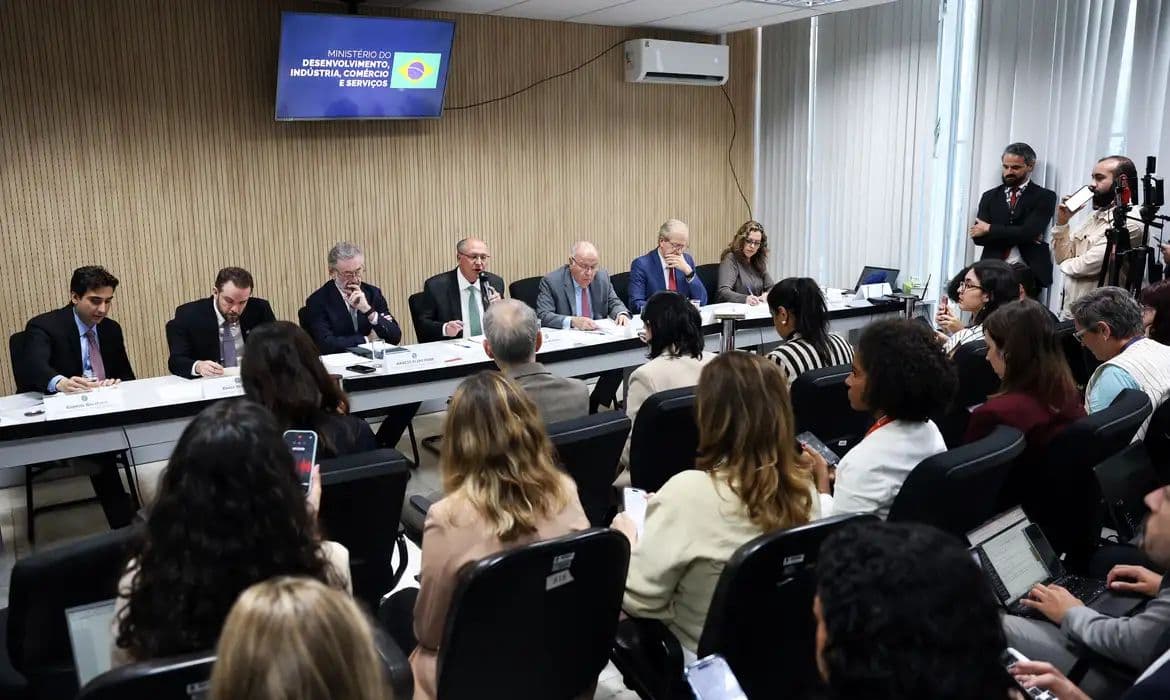 Governo anuncia socorro a setores afetados por tarifas dos EUA
