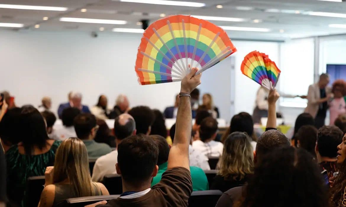 Governo do Rio promete regularizar salários do programa Rio Sem LGBTIfobia