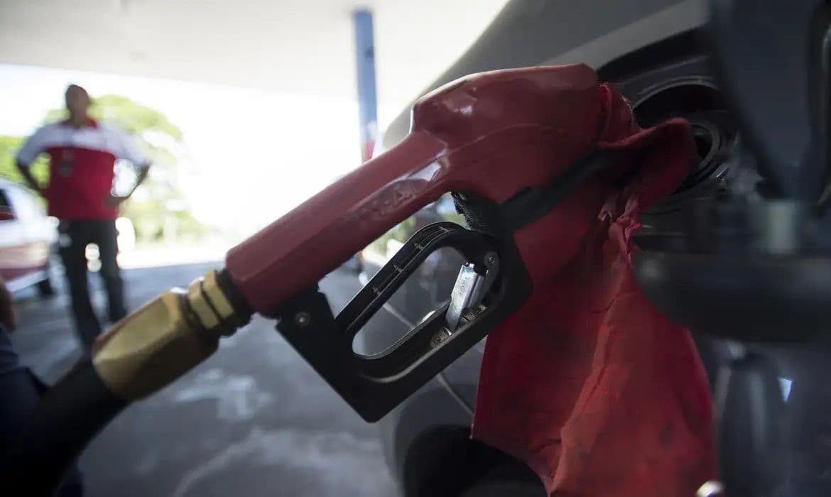 Governo Federal inicia retirada gradual de subsídios aos combustíveis
