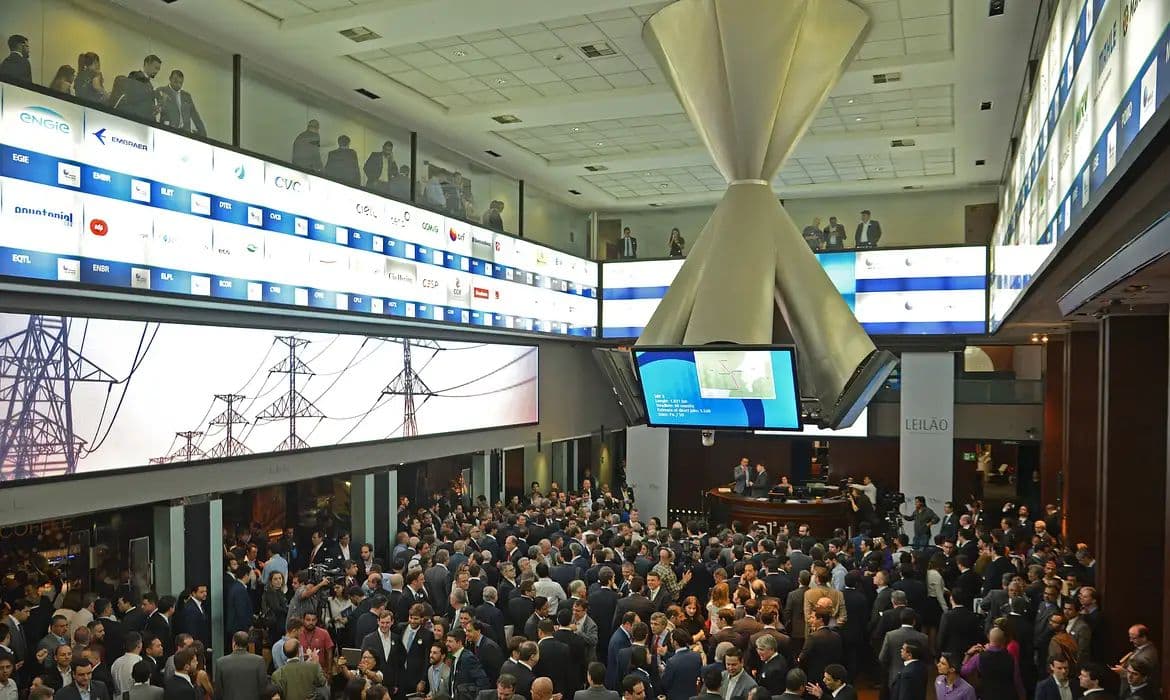 Ibovespa sobe a 174 mil pontos com expectativa de corte na Selic