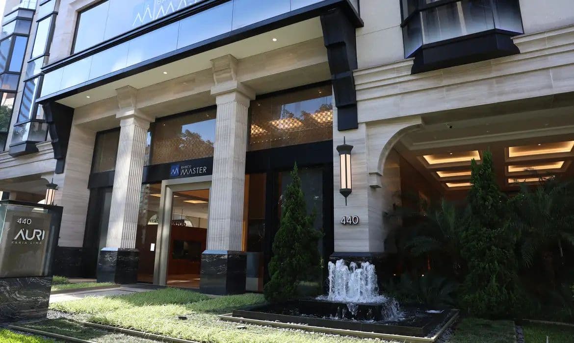 Justiça do Rio bloqueia R$ 135 milhões do Banco Master e outros envolvidos