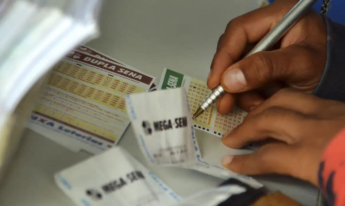 Mega-Sena acumula e prêmio vai a R$ 30 milhões; veja os números