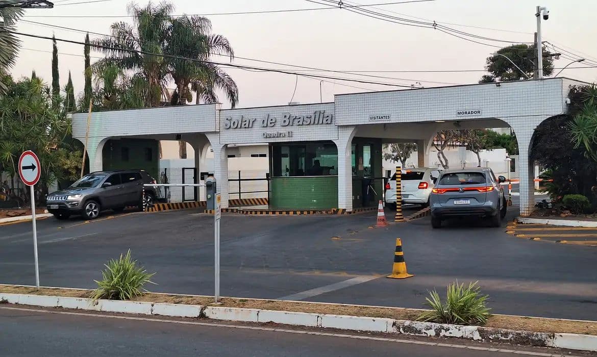 Moraes suspende visitas a Bolsonaro e amplia restrições em prisão domiciliar