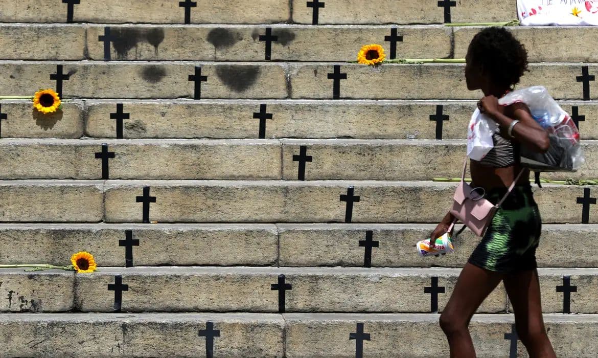 Mortes violentas caem 8,2% no Brasil em 2025; feminicídios sobem 4%