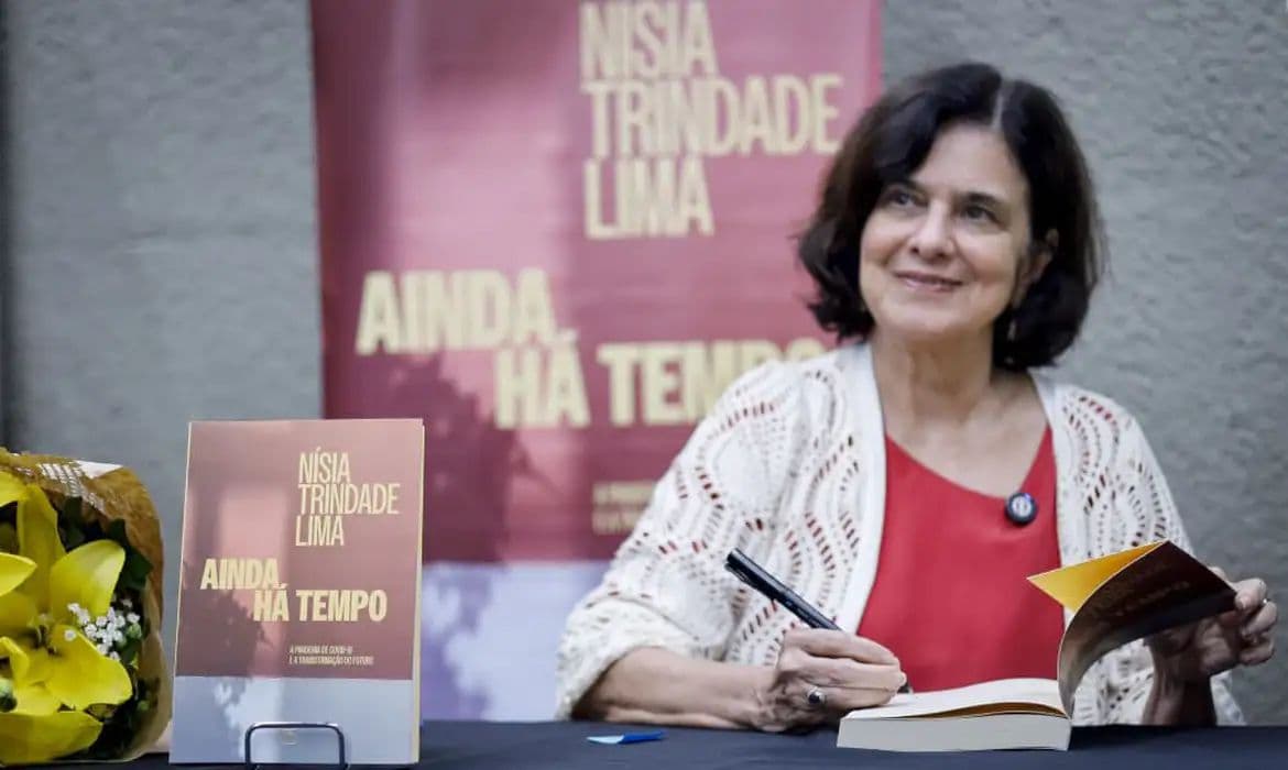 Nísia Trindade lança livro sobre bastidores da pandemia de covid-19