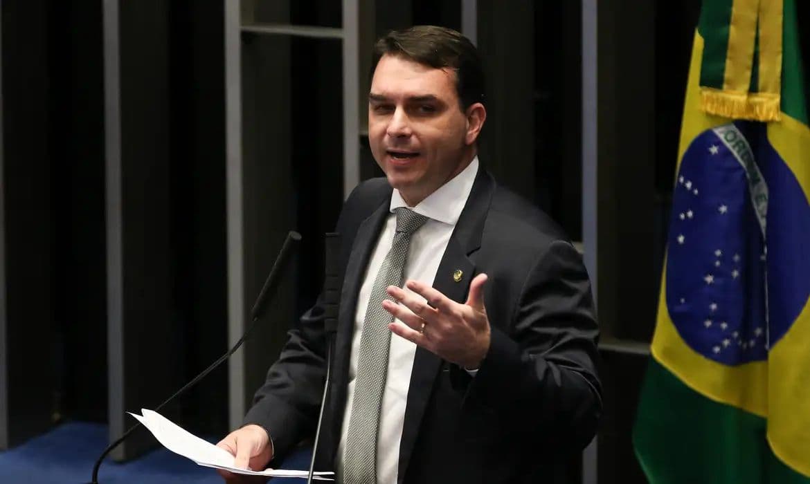 PGR defende oitiva de Flávio Bolsonaro em inquérito sobre calúnia contra Lula