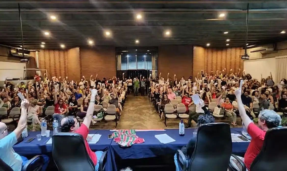 Professores da Uerj encerram greve após três meses de paralisação