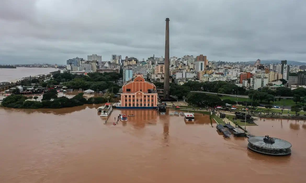 Rio Guaíba pode atingir cota de alerta em Porto Alegre