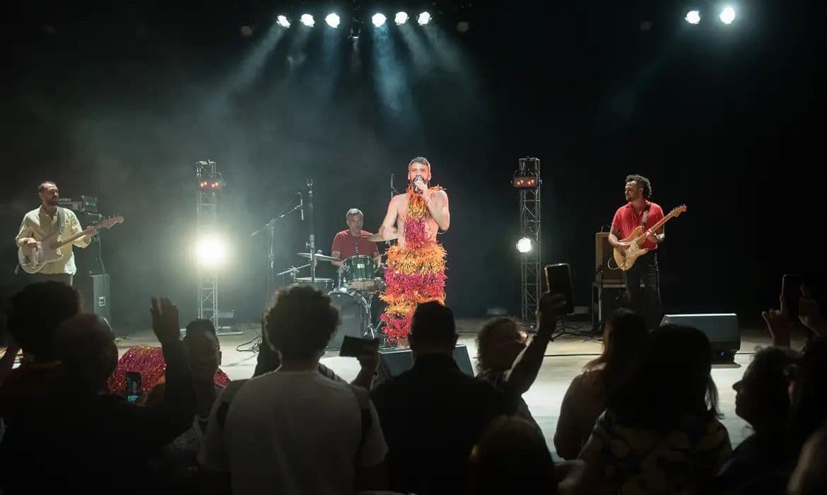 TV Brasil exibe show exclusivo do cantor Almério no Cena Musical