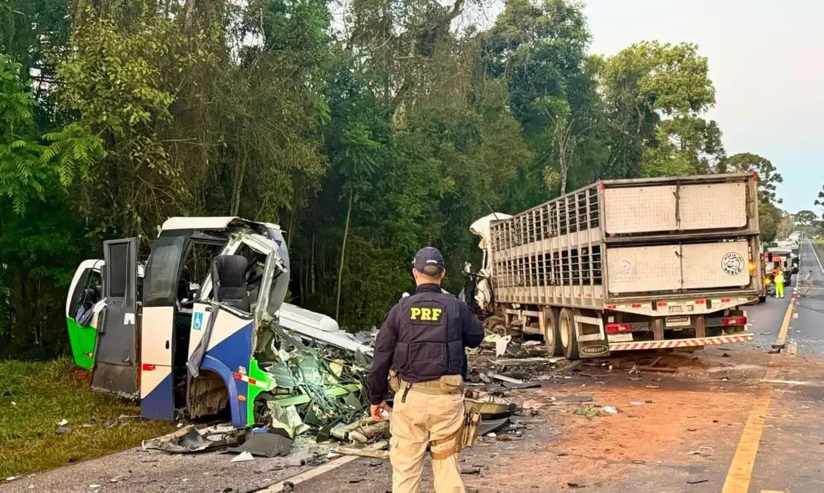 Acidente entre ônibus e caminhão deixa 23 mortos no Paraná