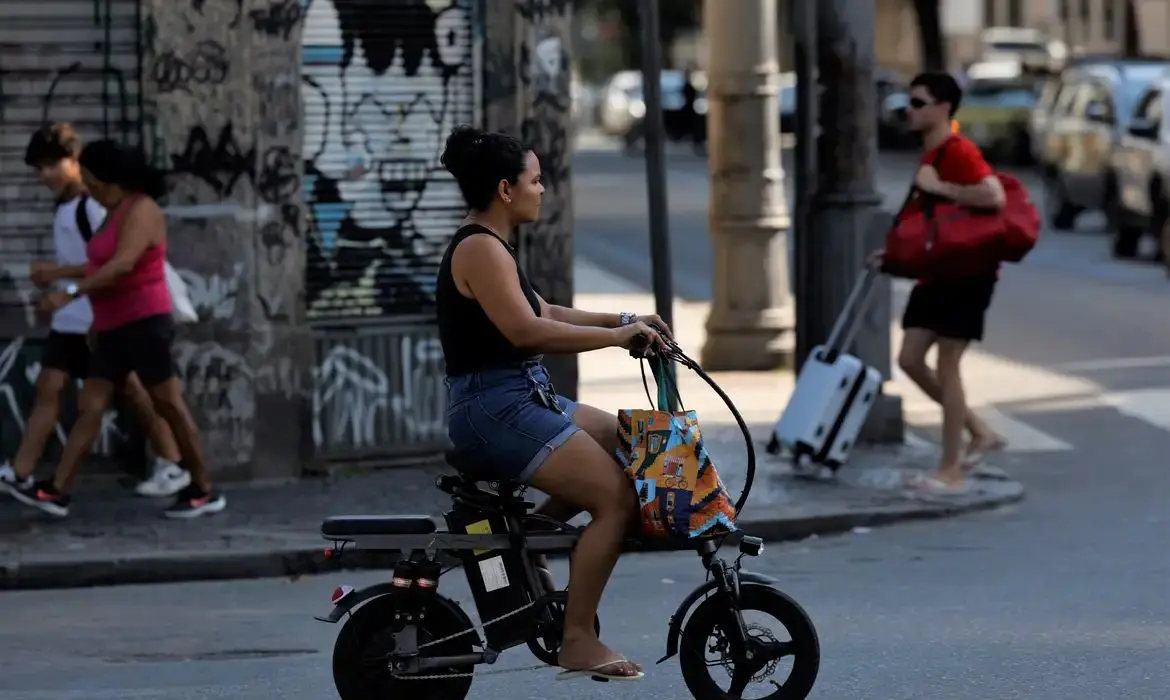 Crescimento de bicicletas elétricas no Brasil gera debate sobre segurança
