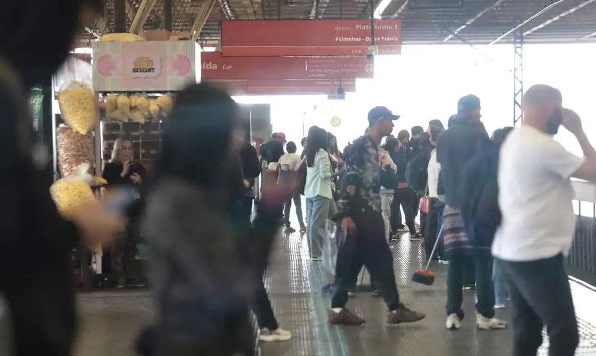 Ferroviários da CPTM mantêm greve em São Paulo por garantia de empregos