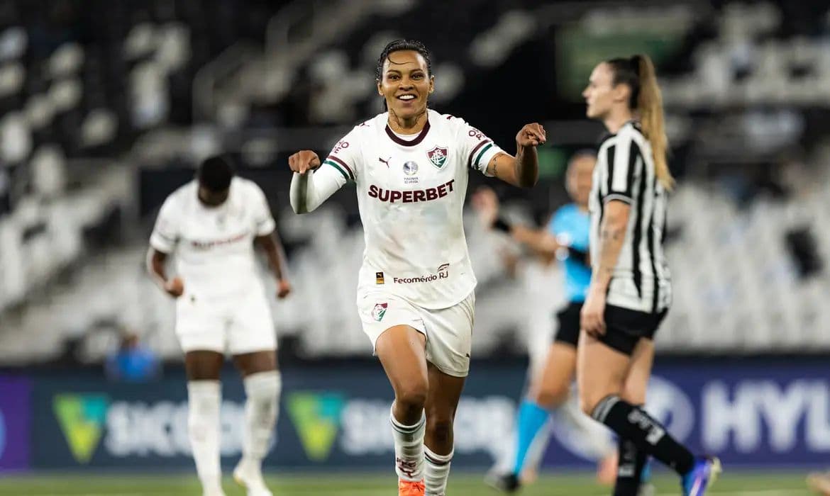 Fluminense vence Botafogo e segue na briga no Brasileirão Feminino