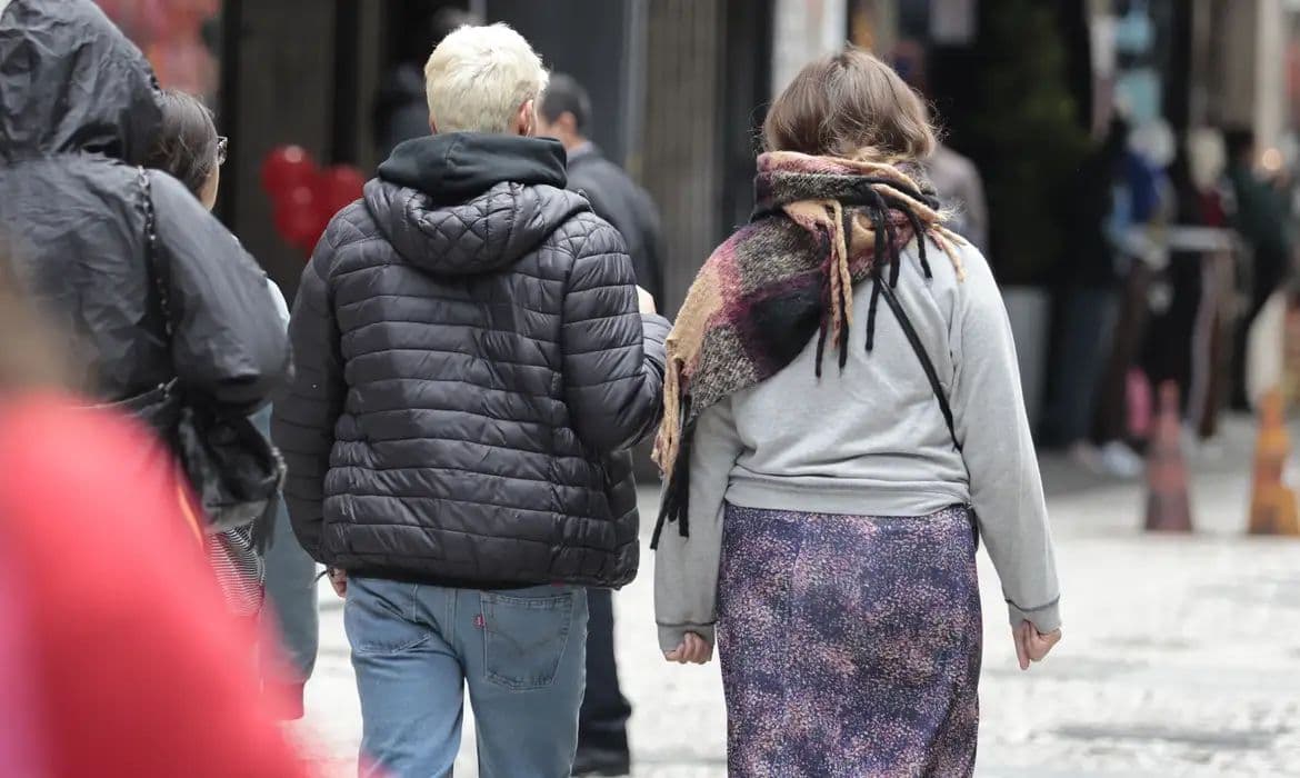 Frente fria e ciclone provocam queda de temperatura no Sul do Brasil