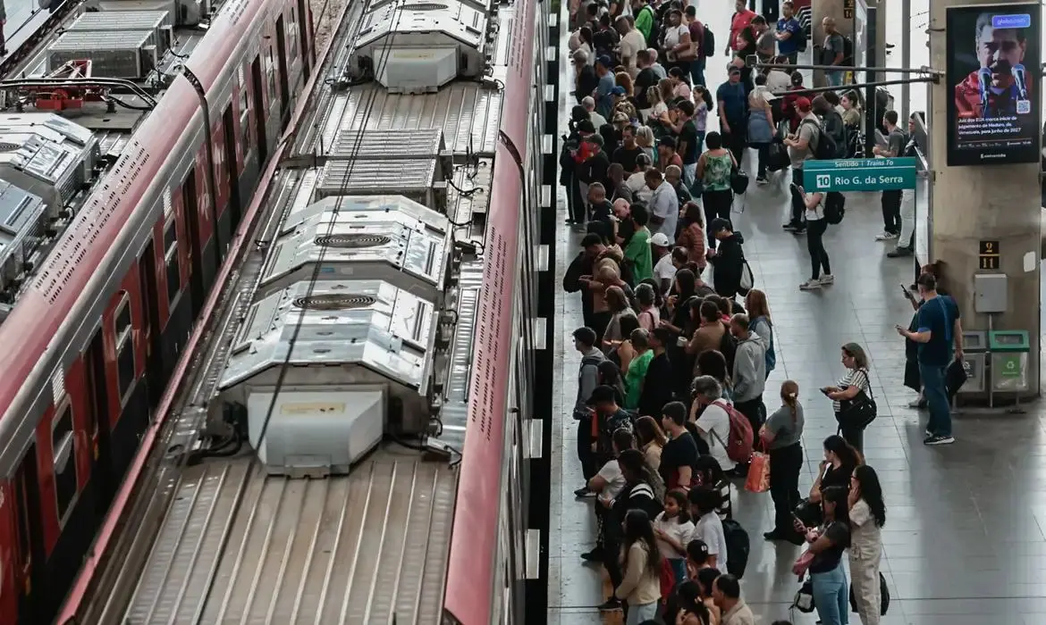 Greve na CPTM causa paralisação parcial e afeta 1 milhão de passageiros em SP
