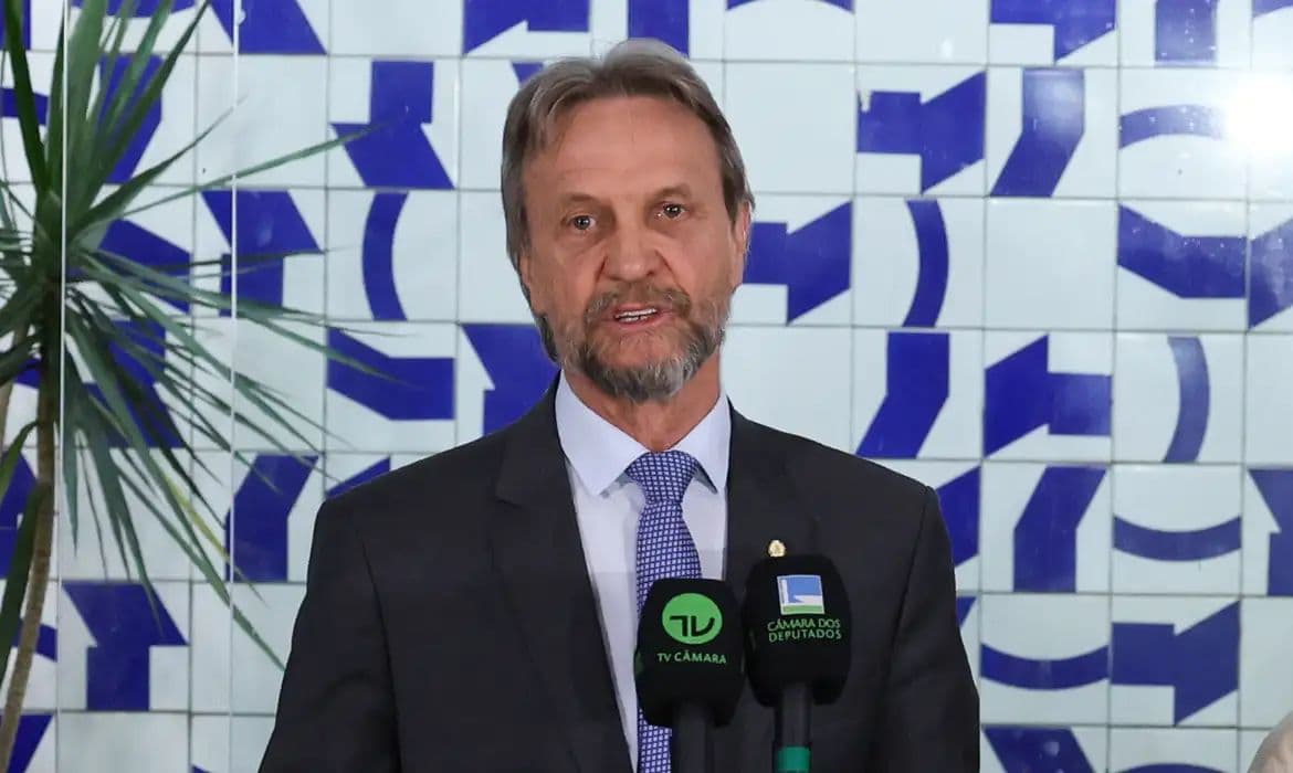 Líder do PT passa mal e Câmara suspende votações