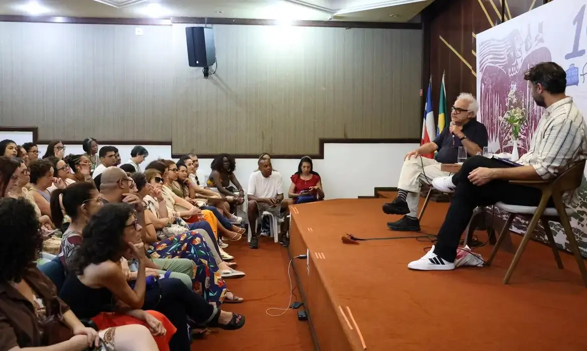 Milton Hatoum explora o peso da memória em sua trilogia sobre a ditadura