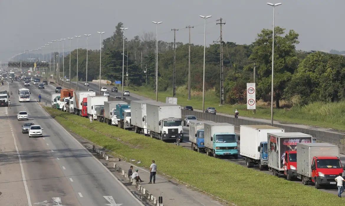 Nova lei garante piso mínimo do frete e reforça fiscalização no transporte