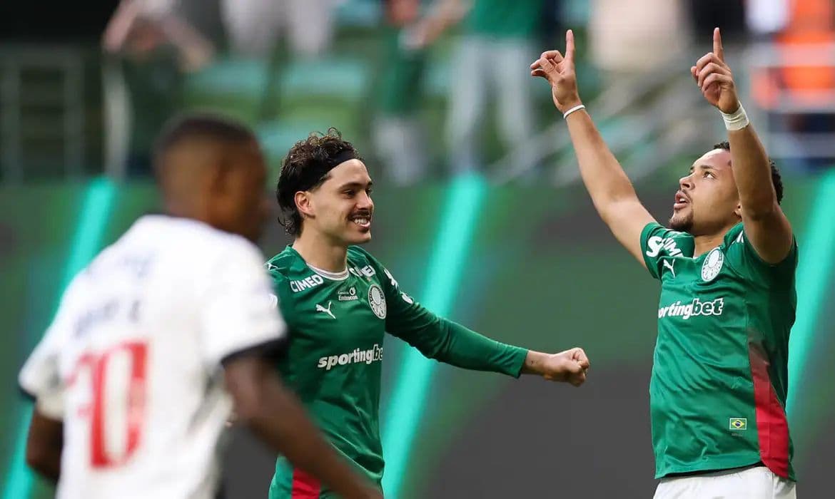 Palmeiras goleia Vasco e amplia vantagem na liderança do Brasileirão