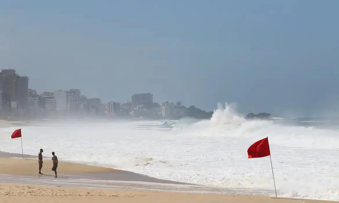 Rio de Janeiro tem queda de temperatura e alerta de ressaca