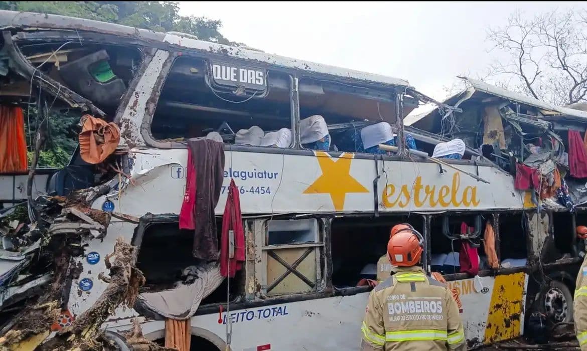 Tombamento de ônibus na BR-040 deixa dez mortas em Petrópolis