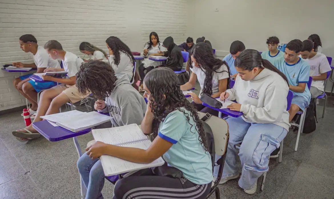 Brasil mantém desempenho escolar estável, mas abaixo da média global