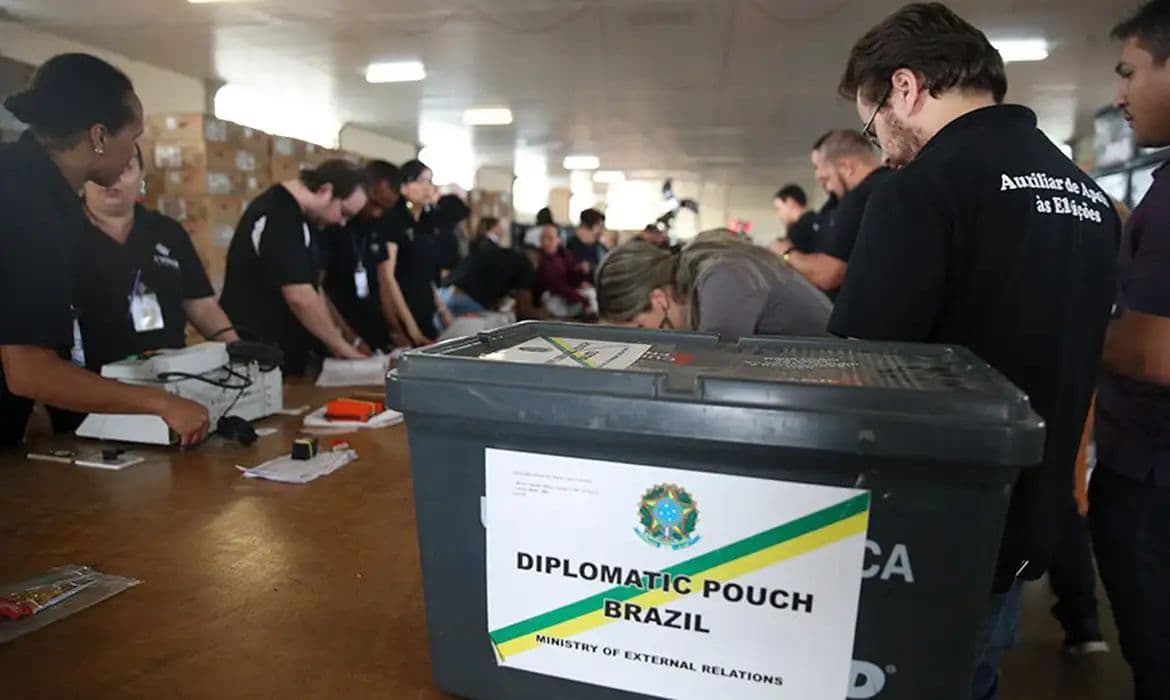 Brasileiros no exterior: quase 1 milhão aptos a votar em 2026