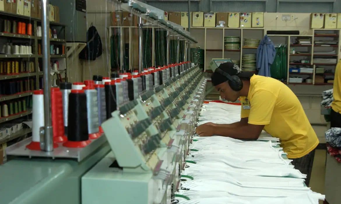 Economia brasileira registra queda de 0,4% em julho, aponta FGV