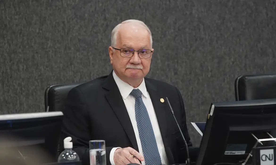 Fachin avalia crise no STF e aguarda manifestações de ministros