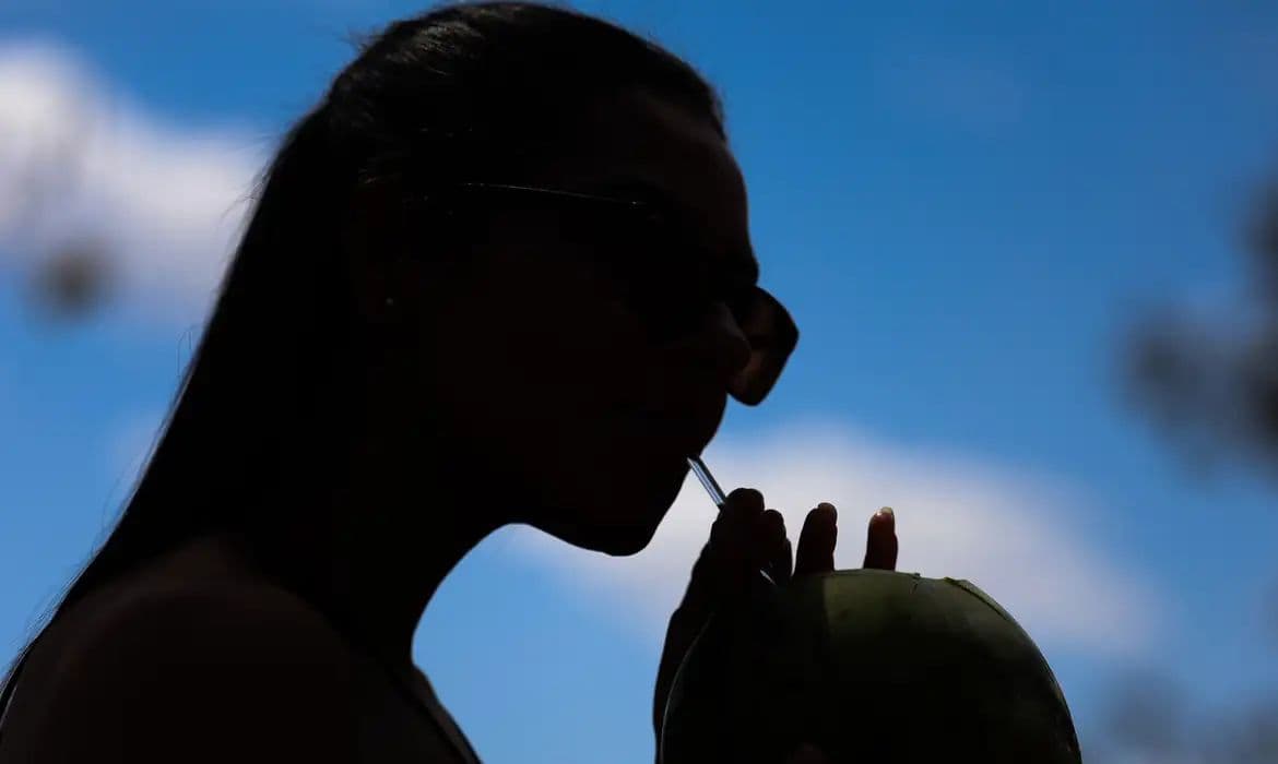 Frente fria perde força e temperaturas sobem nesta terça-feira