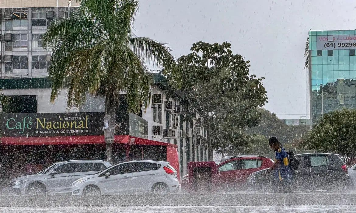 Frente fria traz chuva e alerta de baixa umidade ao Centro-Oeste