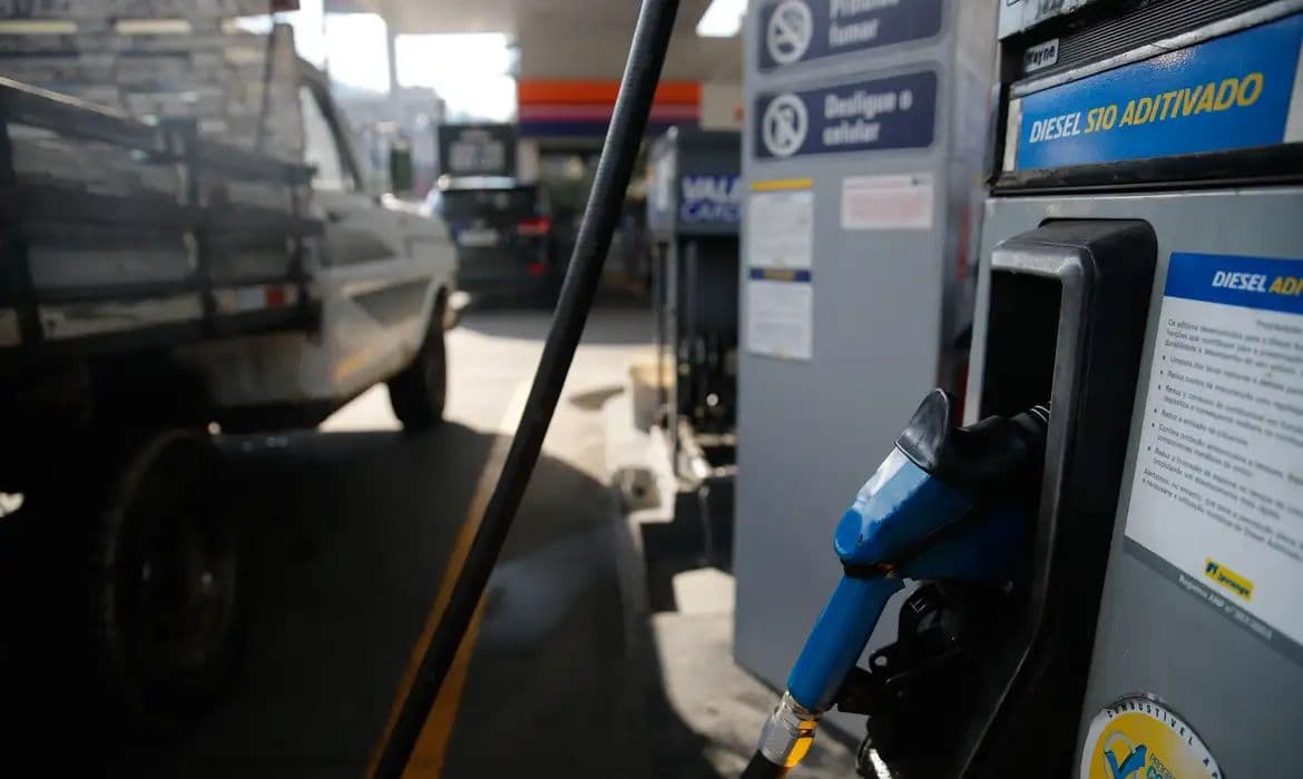 Governo amplia subsídios e reduz impostos sobre combustíveis