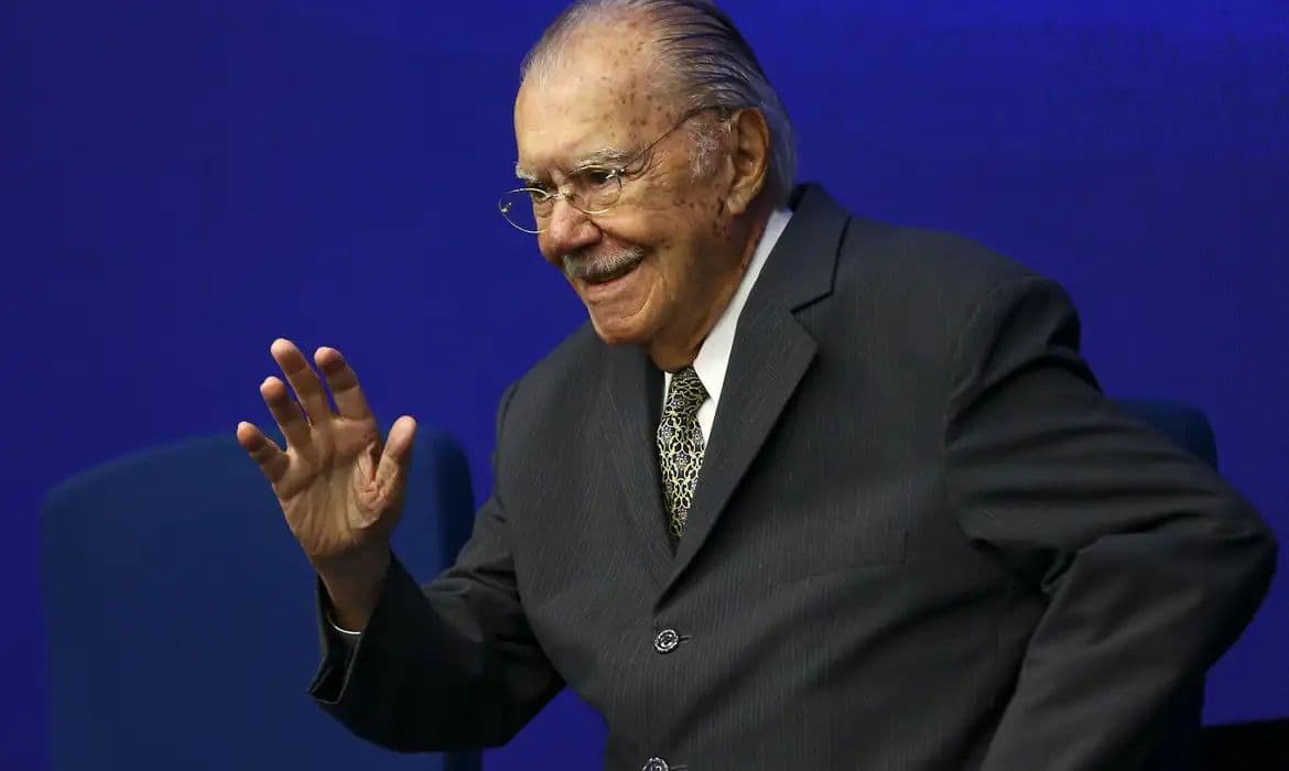 José Sarney é internado em São Paulo para tratamento de pneumonia