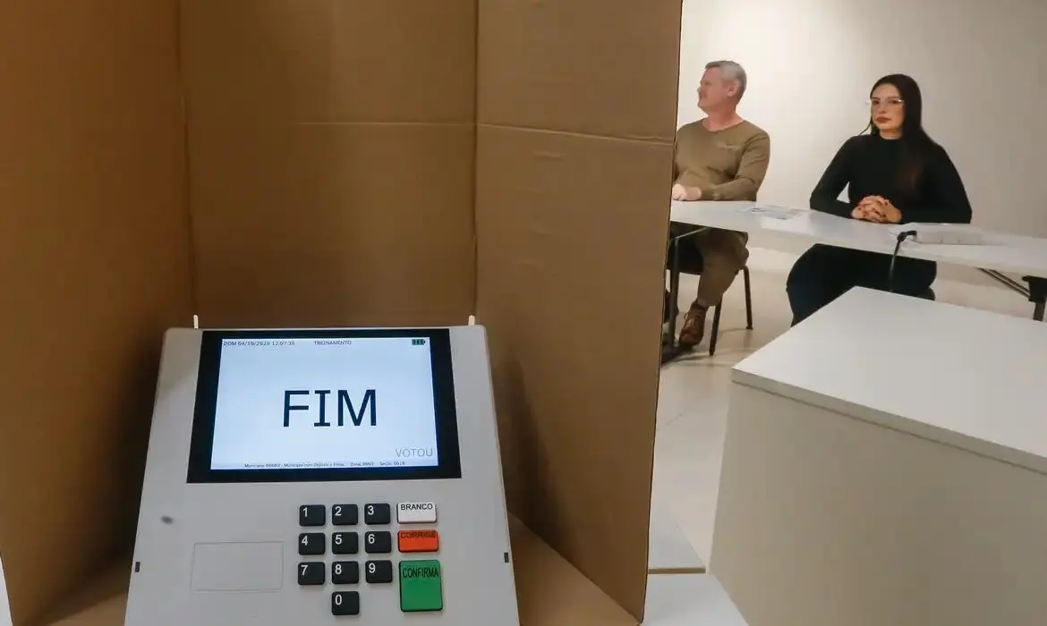 Justiça Eleitoral atualiza regras para uso de eletrônicos na cabine de votação