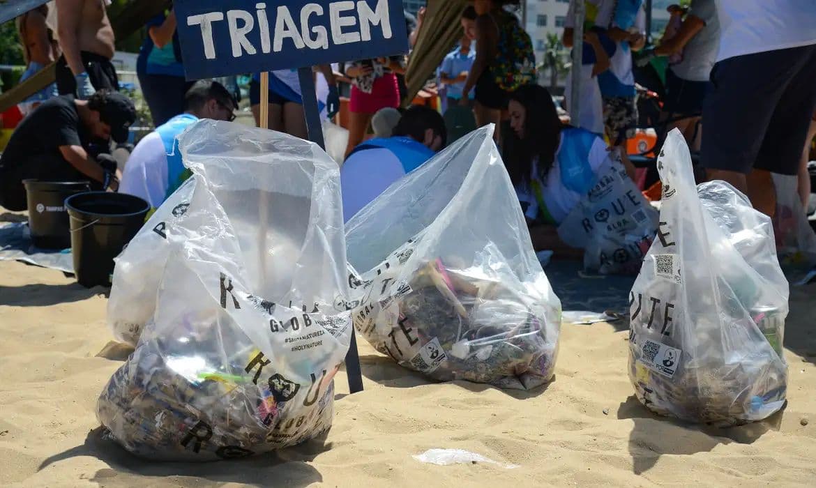 Mutirões de limpeza mobilizam litoral brasileiro em setembro