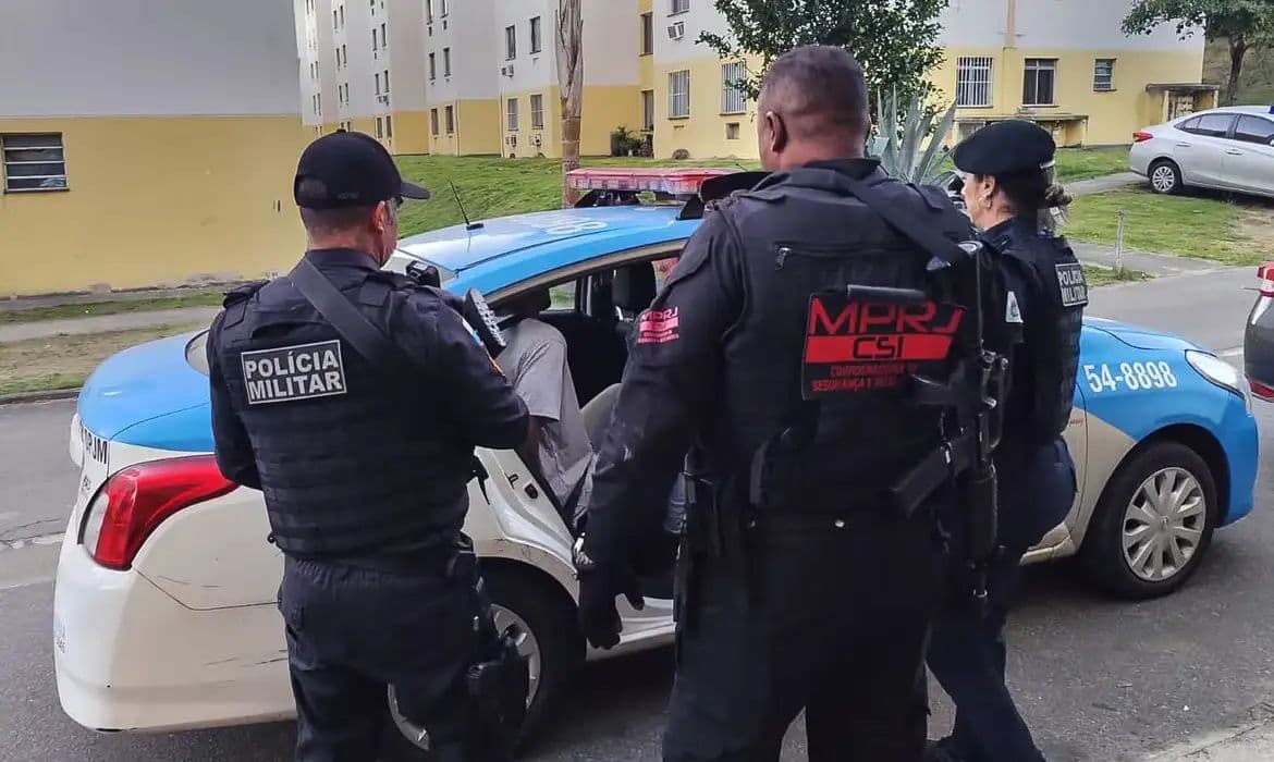 Policiais são denunciados por cobrar por policiamento privado no Rio