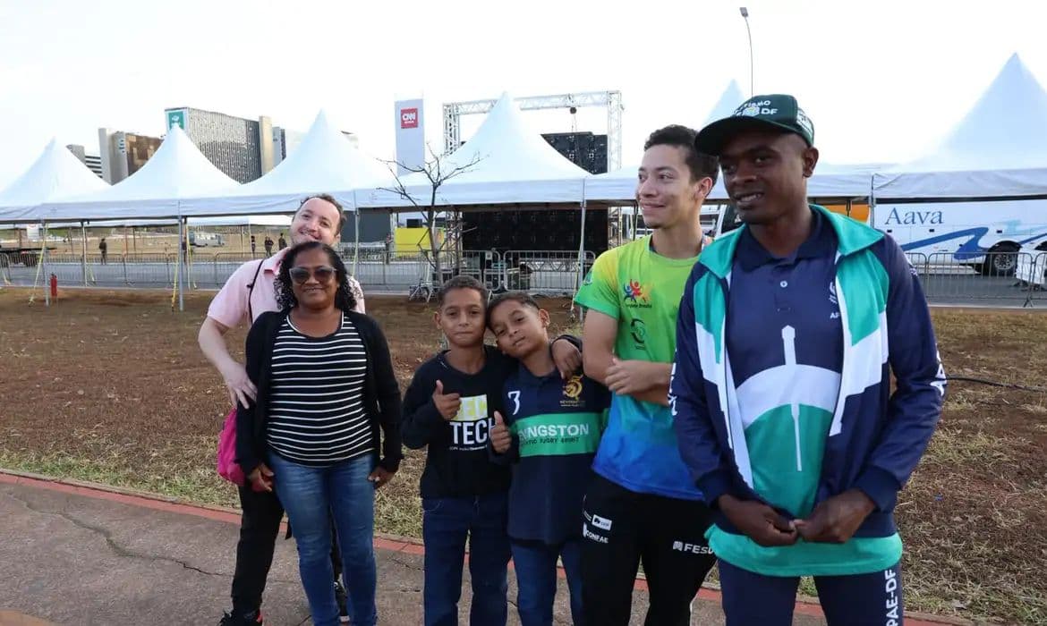 Público madruga para acompanhar o desfile de 7 de Setembro