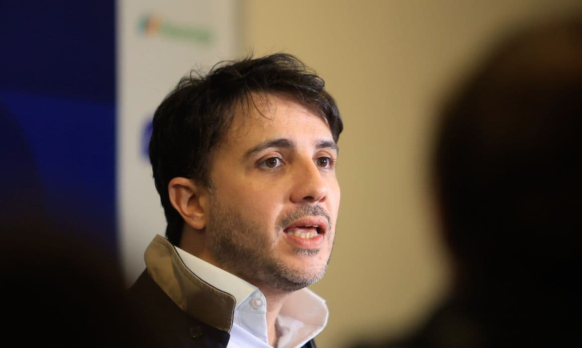 Renan Santos propõe ajuste fiscal e mudanças na Previdência e Saúde