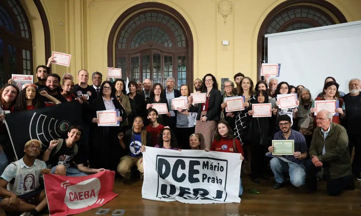 UFRJ concede diplomas póstumos a vítimas da ditadura militar