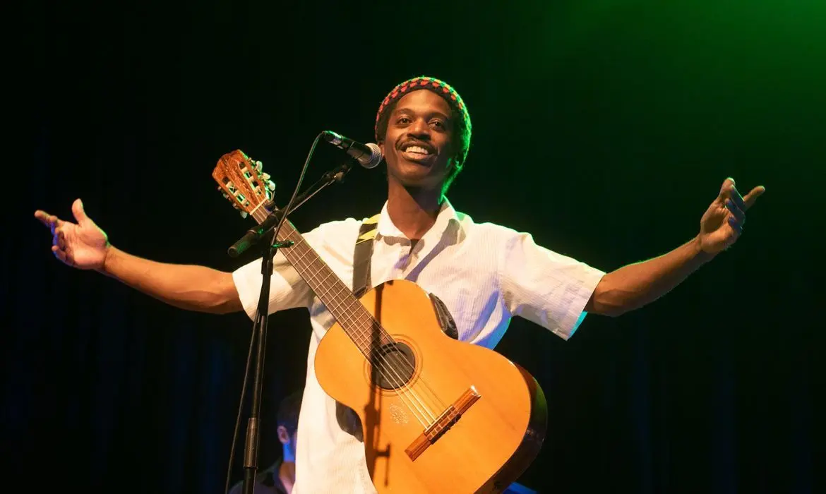 Cantor Caxtrinho apresenta show exclusivo no programa Cena Musical