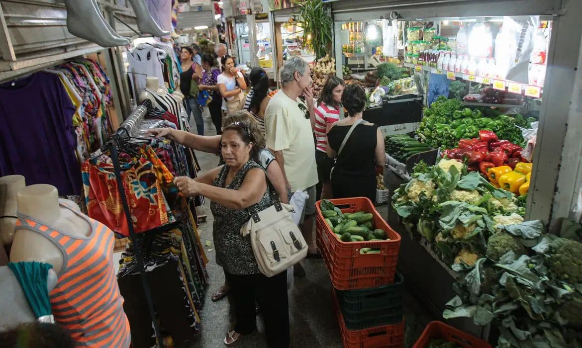 Cortes em benefícios sociais ameaçam economia de cidades do interior