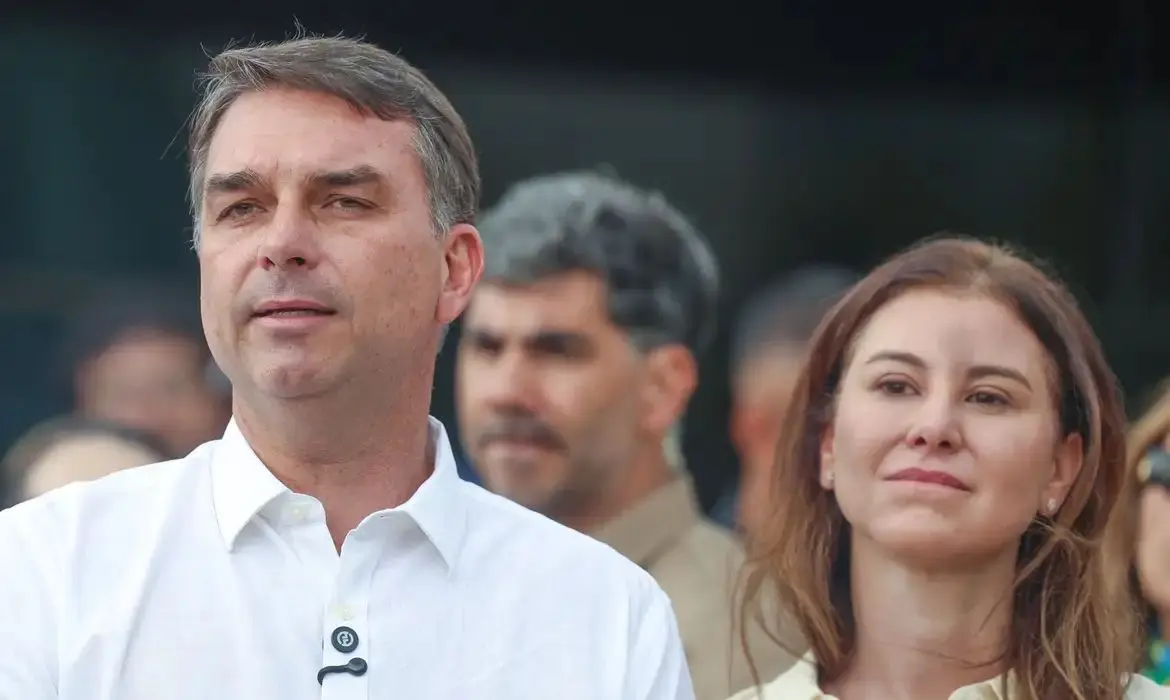 Flávio Bolsonaro segue para Miami após deixar o Brasil