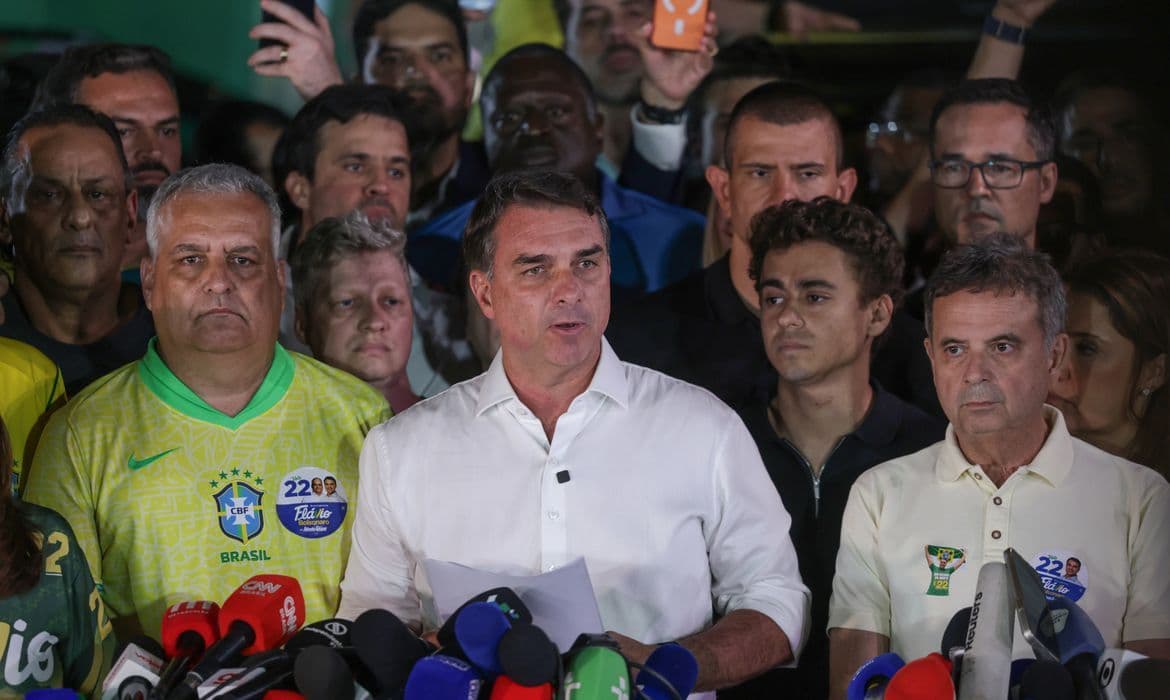 Flávio Bolsonaro viaja para o Equador após passar pela Argentina