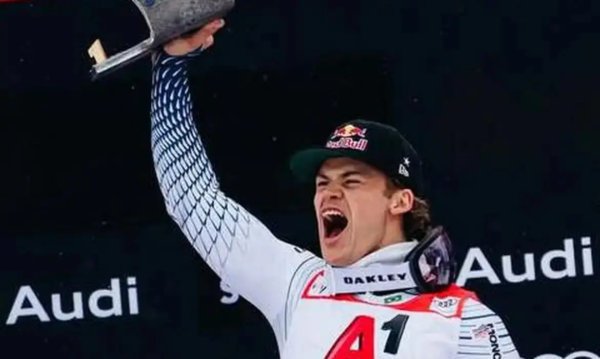 Lucas Pinheiro Braathen inicia temporada com ouro no slalom gigante na Áustria