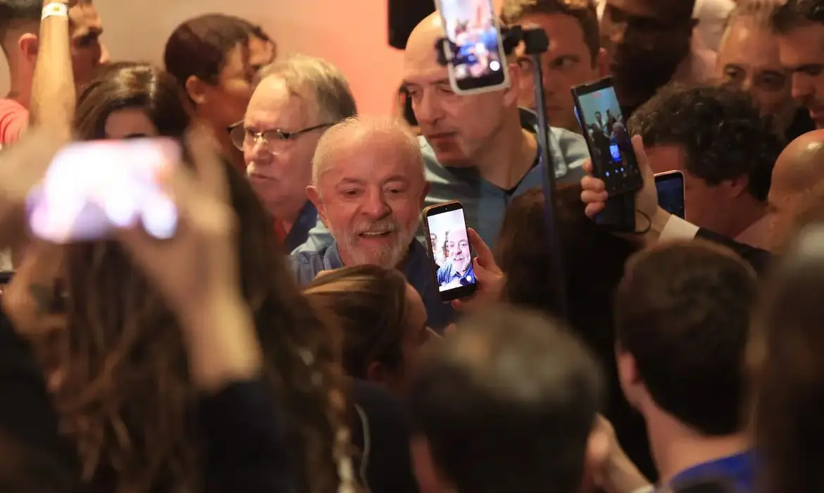 Lula celebra reeleição e defende regulação de plataformas digitais